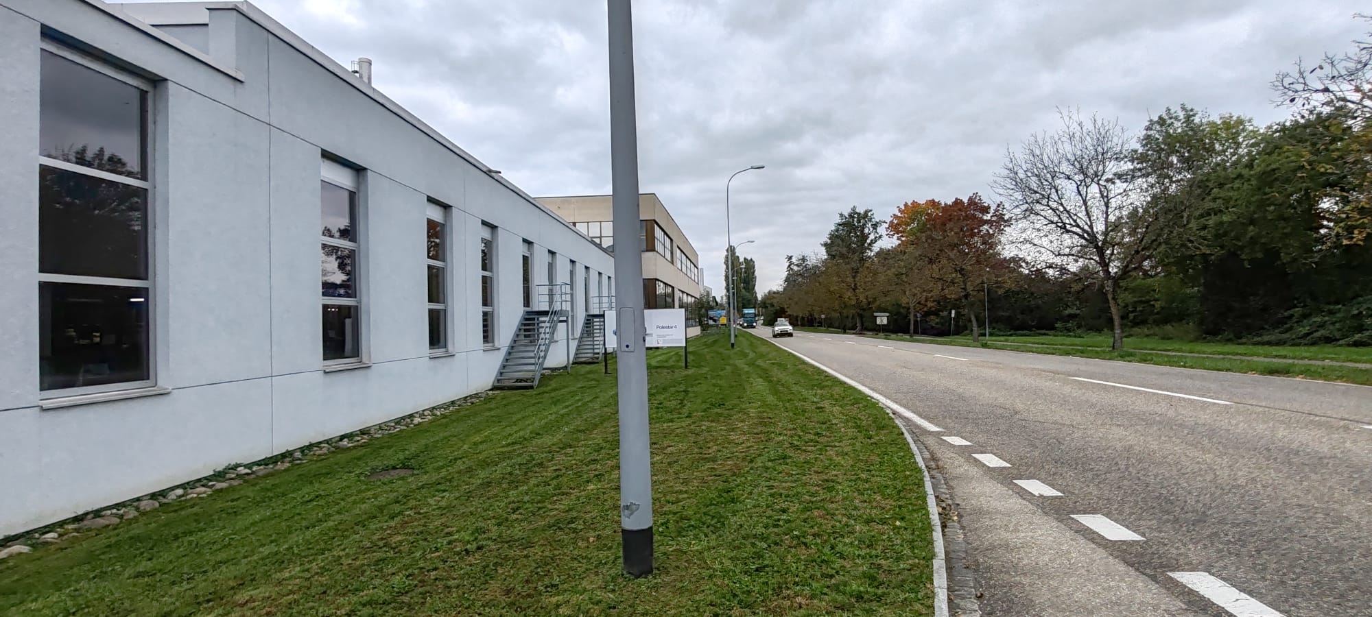 Liegenschafts-Rasen entlang einer Strasse, sauber unterhalten
