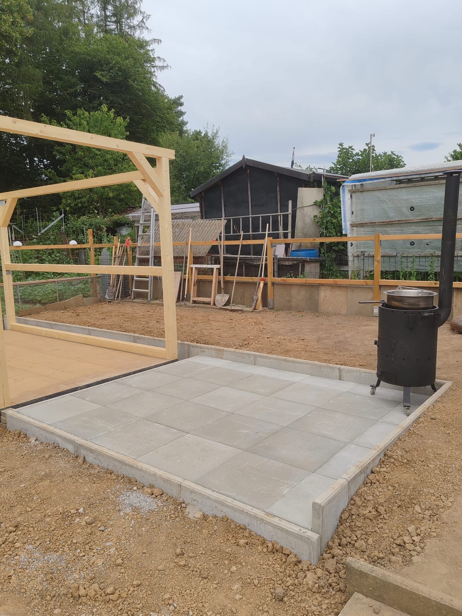 Sitzplatz aus Betonplatten mit Randabschluss aus Betonstellriemen im Fricktal