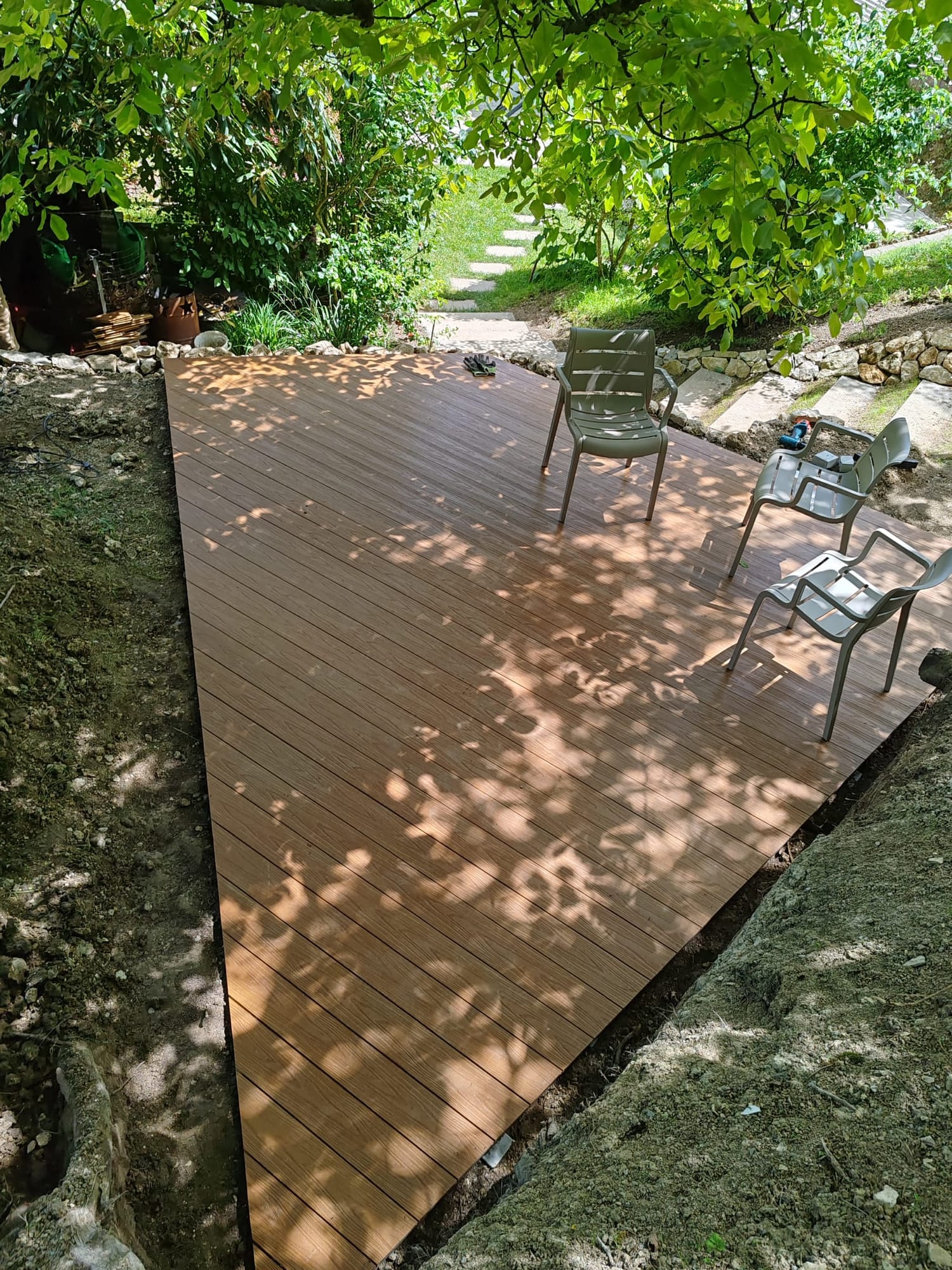 WPC-Terrasse als Gartensitzplatz unter einem Nussbaum im Fricktal